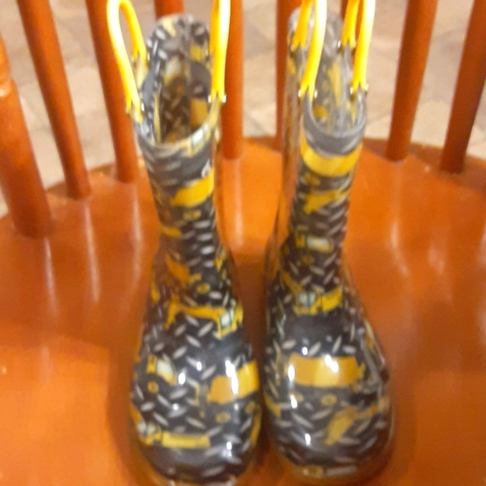 Boys Rain Boots size 9/10. Rubber like excellent condition.